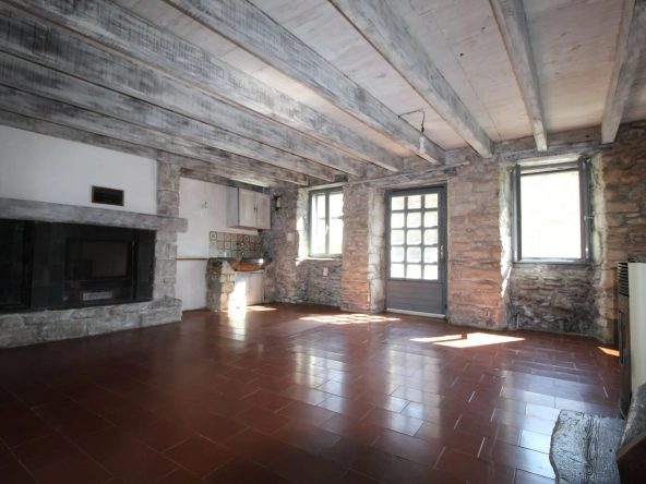 Maison en pierre de 159 m² avec jardin, terrasses et vue dégagée à Fayet 