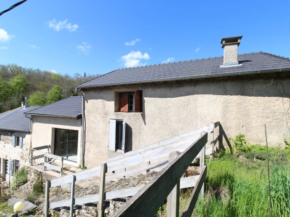 Maison en pierre de 159 m² avec jardin, terrasses et vue dégagée à Fayet