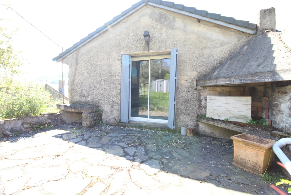 Maison en pierre de 159 m² avec jardin, terrasses et vue dégagée à Fayet 
