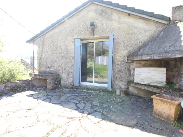 Maison en pierre de 159 m² avec jardin, terrasses et vue dégagée à Fayet 