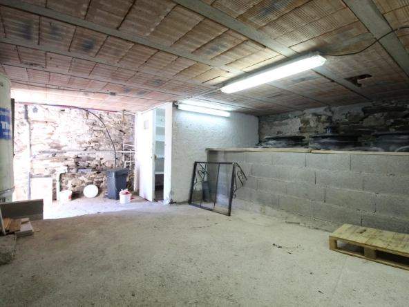 Maison en pierre de 159 m² avec jardin, terrasses et vue dégagée à Fayet 