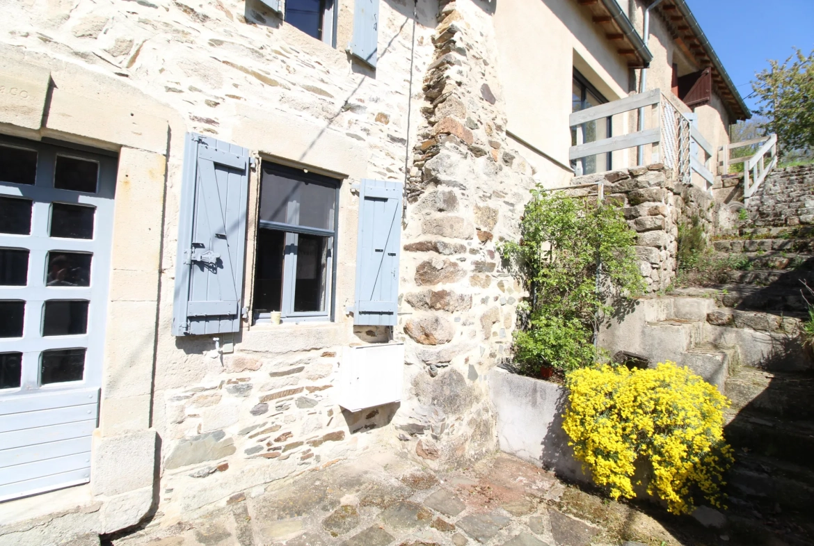 Maison en pierre de 159 m² avec jardin, terrasses et vue dégagée à Fayet 