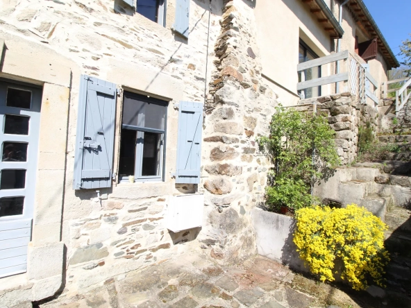 Maison en pierre de 159 m² avec jardin, terrasses et vue dégagée à Fayet 