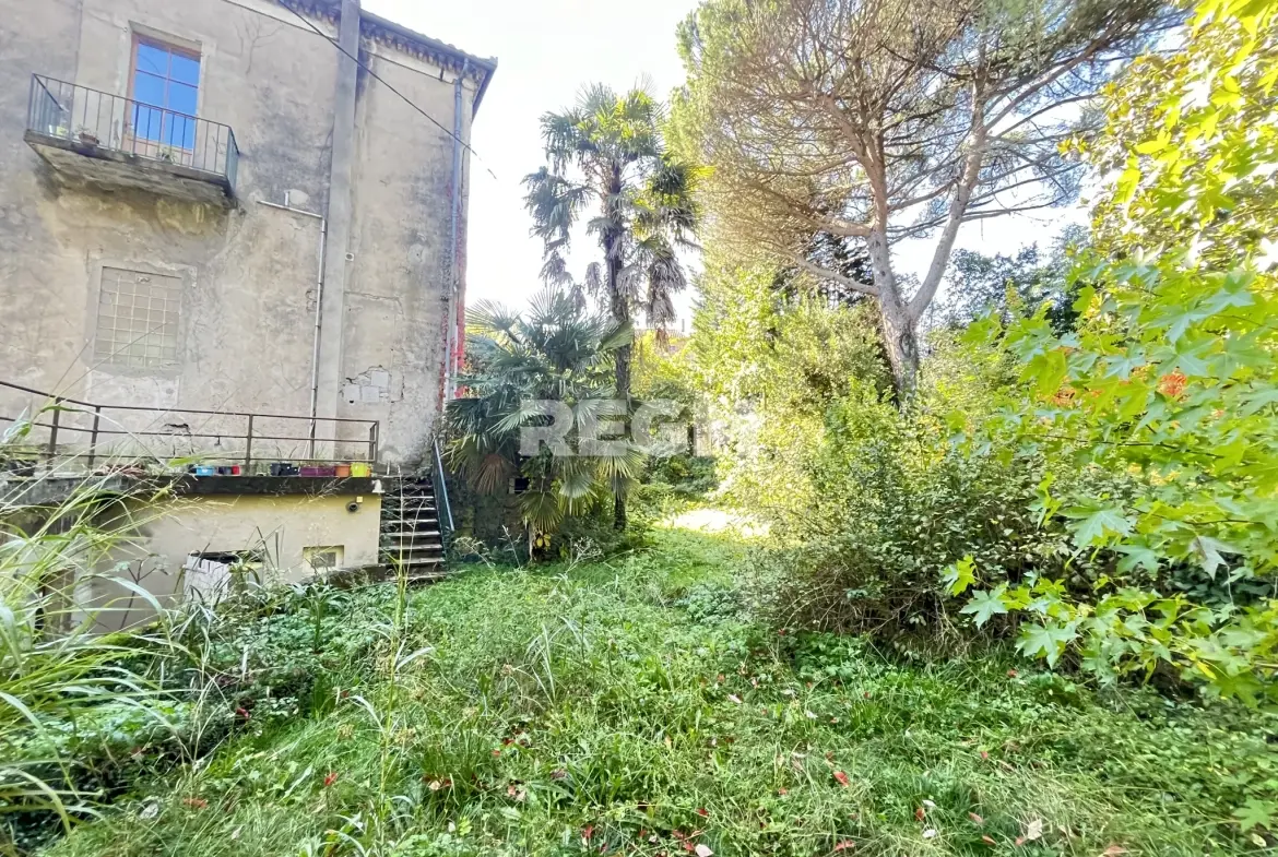 Belle maison bourgeoise 9 pièces avec cave et terrain à Saint-Jean-de-Valeriscle 