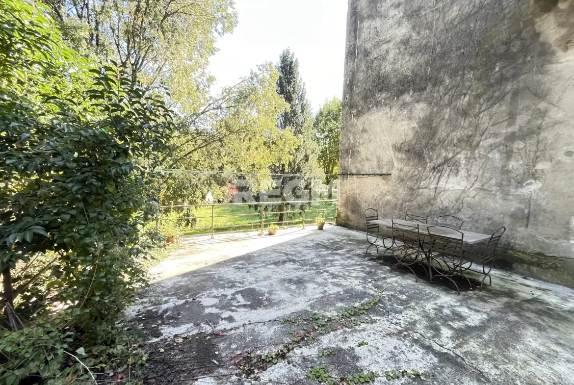 Belle maison bourgeoise 9 pièces avec cave et terrain à Saint-Jean-de-Valeriscle 