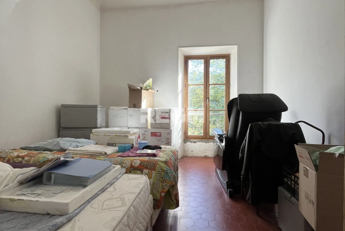 Belle maison bourgeoise 9 pièces avec cave et terrain à Saint-Jean-de-Valeriscle 