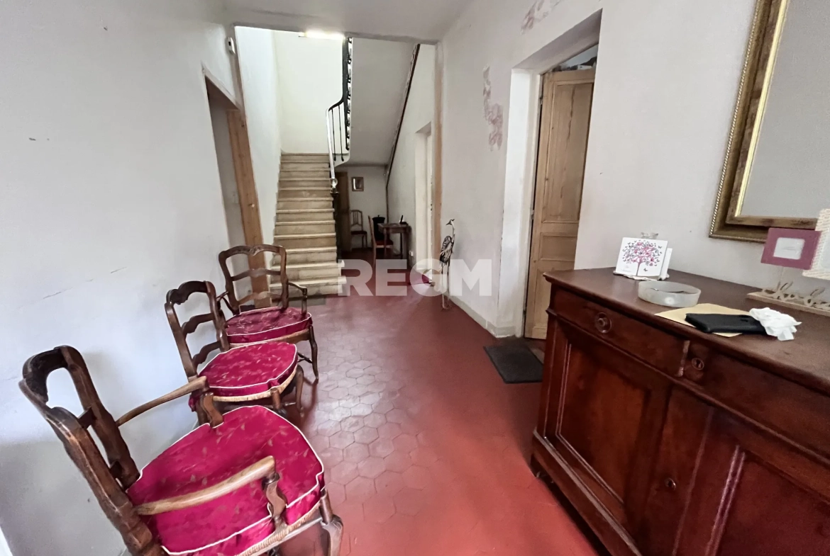 Belle maison bourgeoise 9 pièces avec cave et terrain à Saint-Jean-de-Valeriscle 