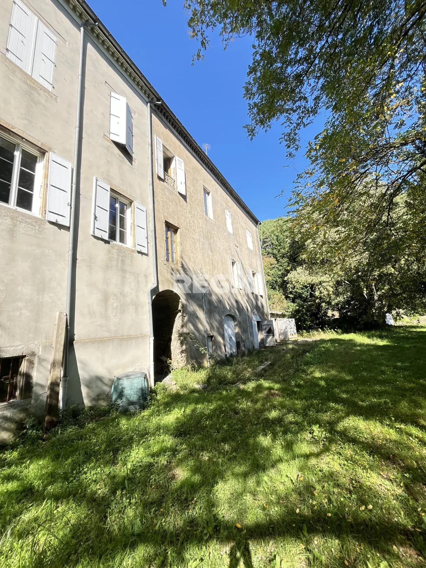 Belle maison bourgeoise 9 pièces avec cave et terrain à Saint-Jean-de-Valeriscle 