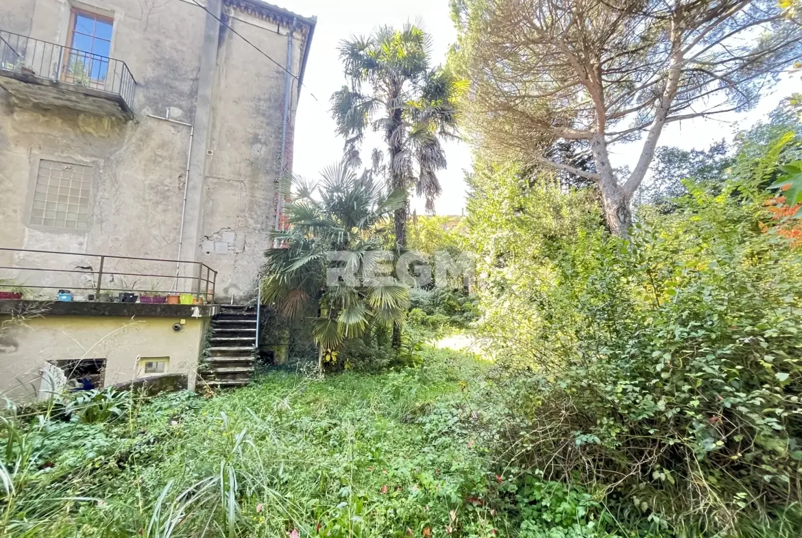 Belle maison bourgeoise 9 pièces avec cave et terrain à Saint-Jean-de-Valeriscle 