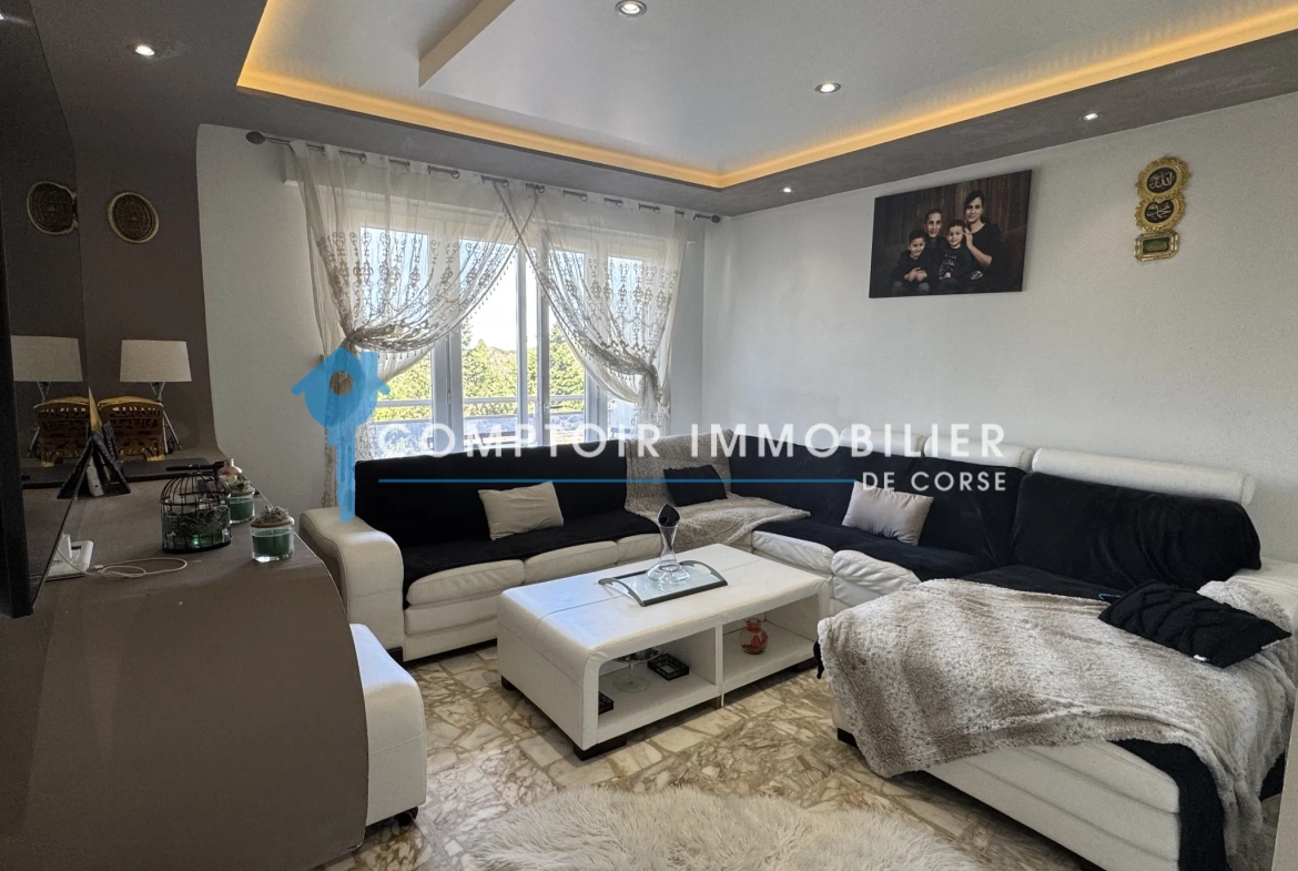 Appartement T4 à Ghisonaccia avec potentiel de transformation en T3, proche plages et commodités 