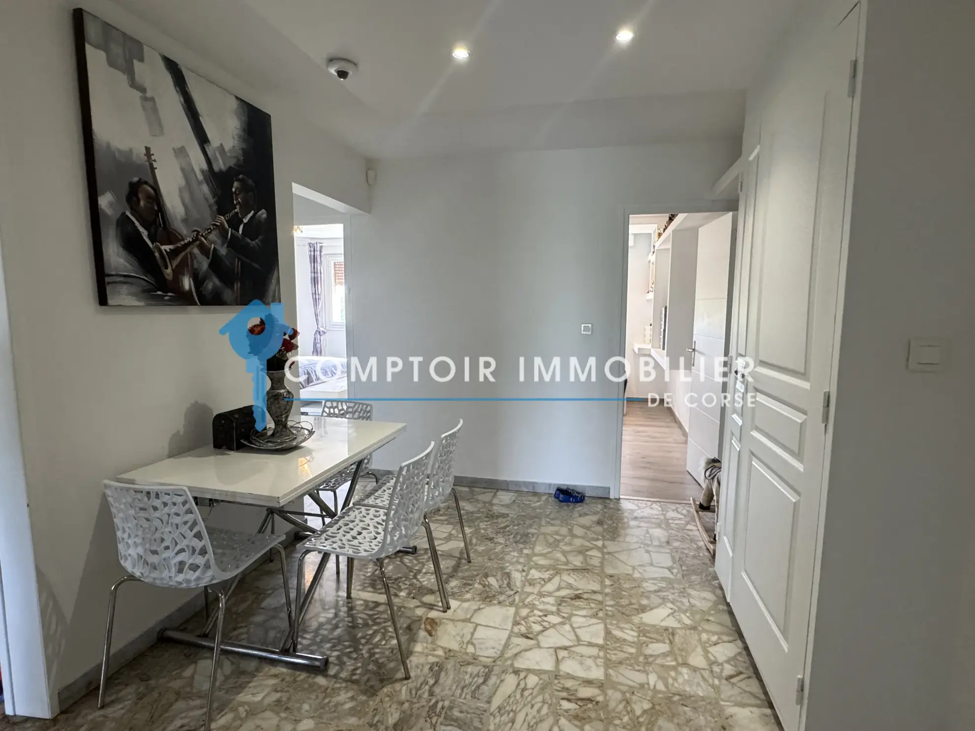 Appartement T4 à Ghisonaccia avec potentiel de transformation en T3, proche plages et commodités 
