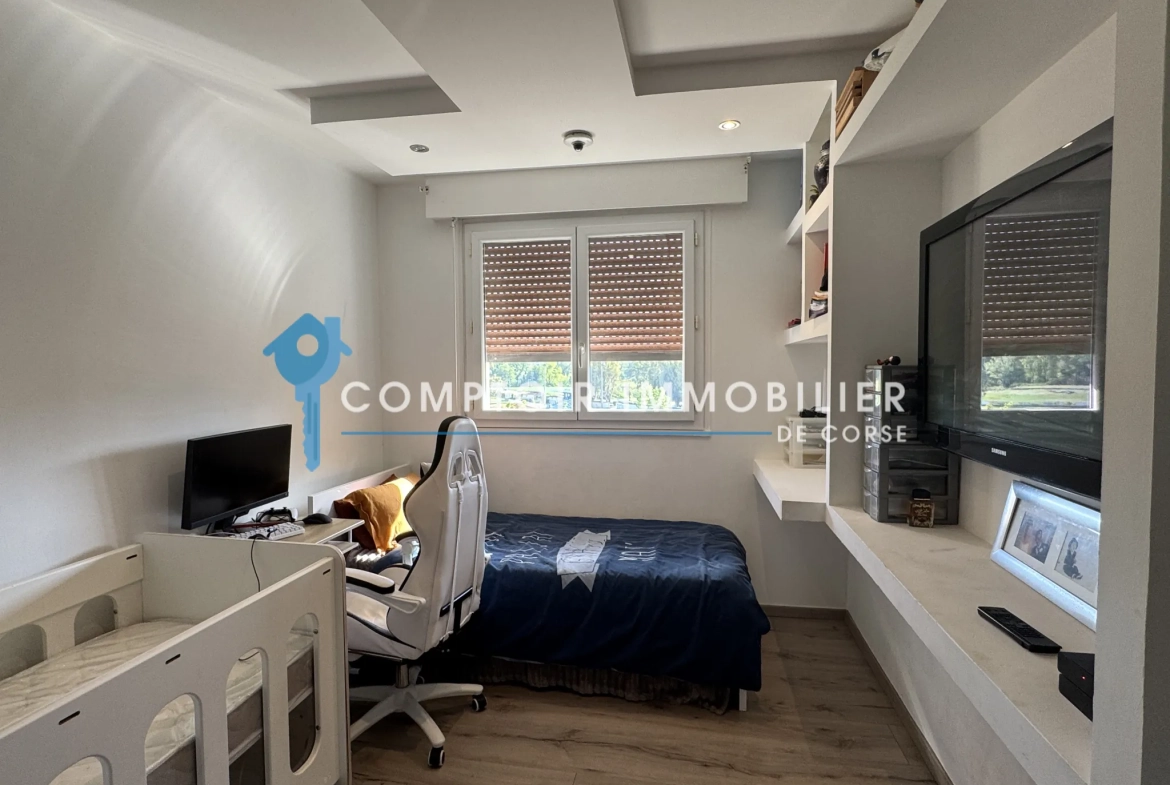 Appartement T4 à Ghisonaccia avec potentiel de transformation en T3, proche plages et commodités 