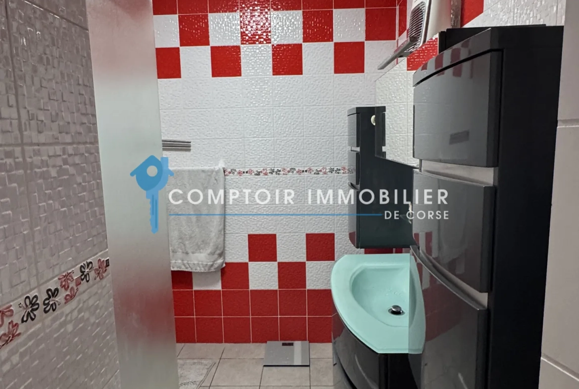 Appartement T4 à Ghisonaccia avec potentiel de transformation en T3, proche plages et commodités 