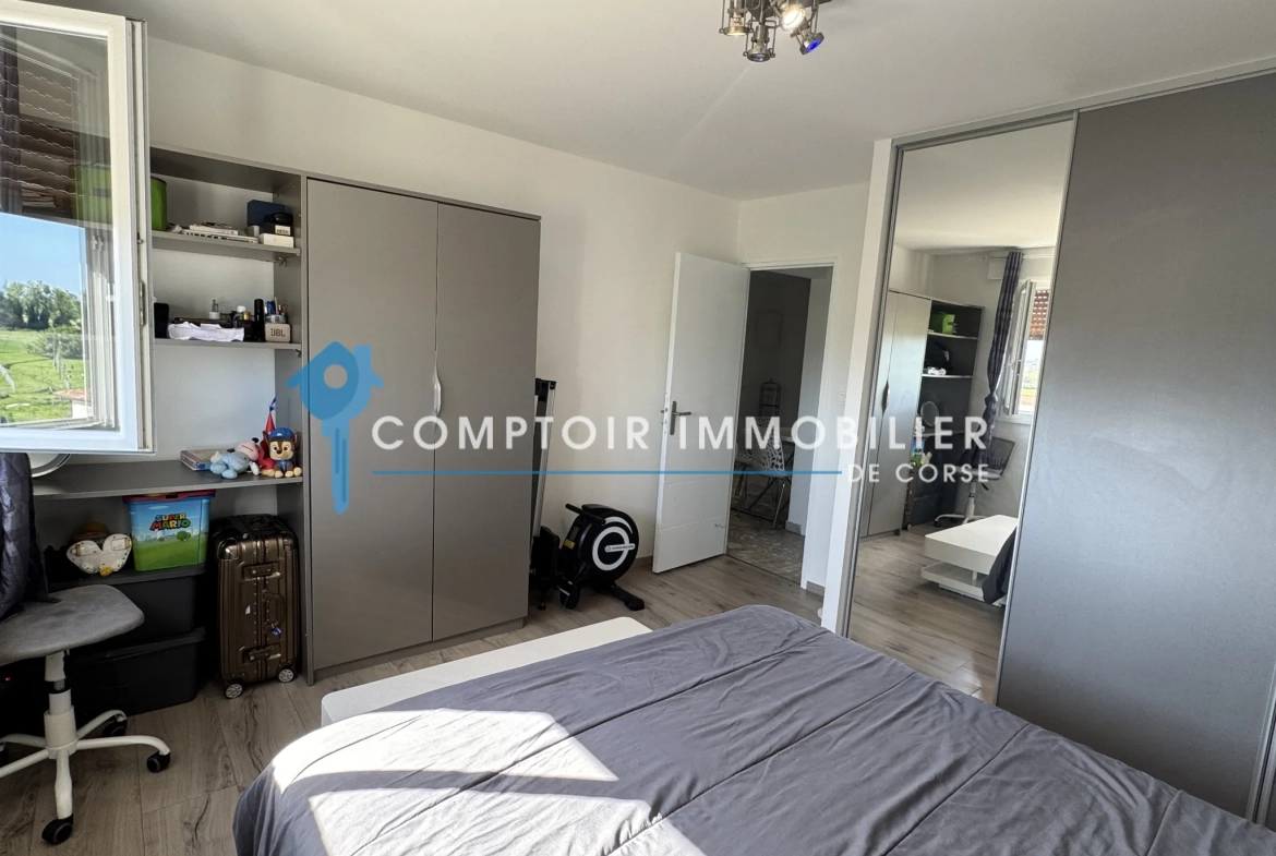 Appartement T4 à Ghisonaccia avec potentiel de transformation en T3, proche plages et commodités 