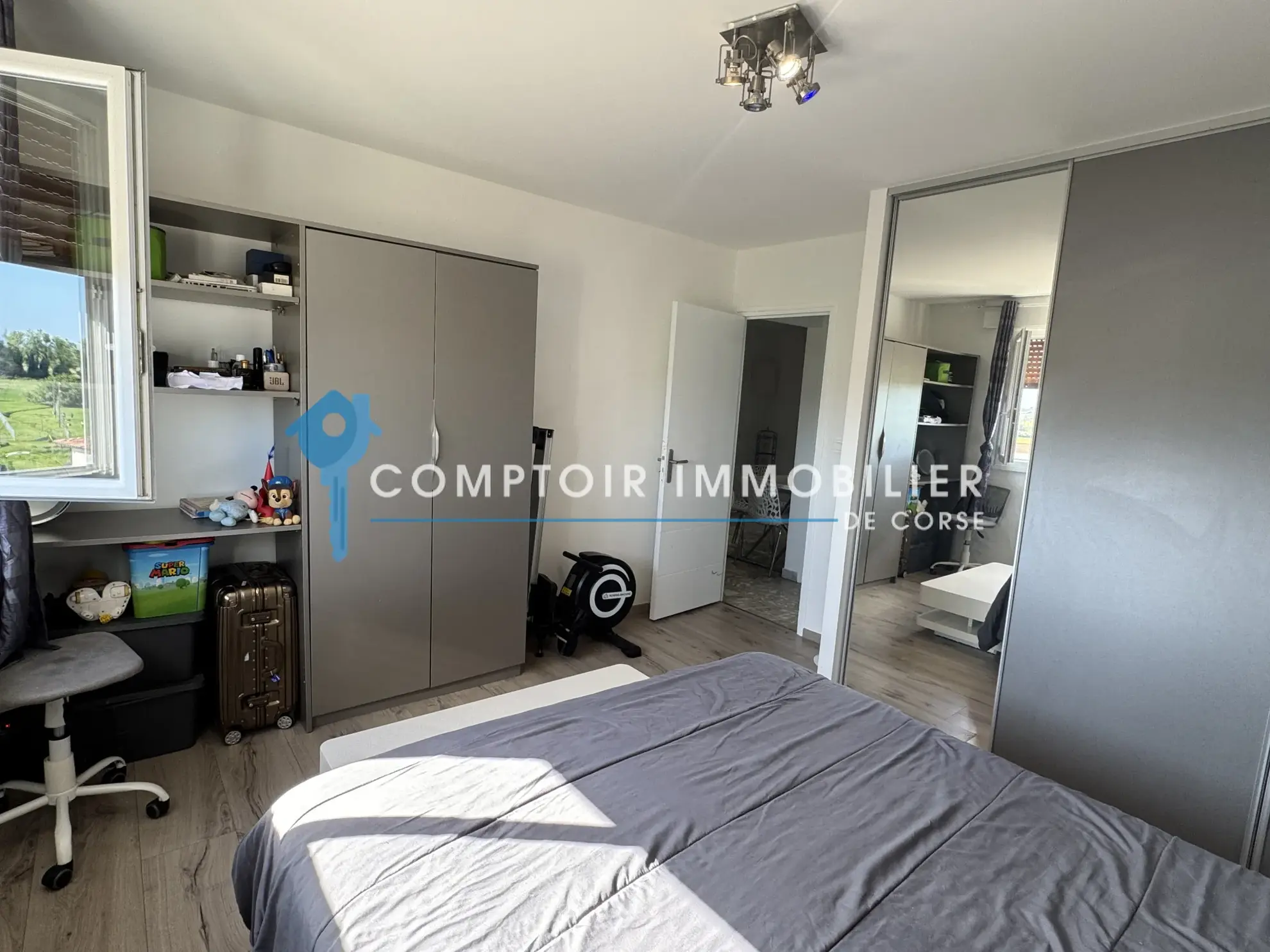 Appartement T4 à Ghisonaccia avec potentiel de transformation en T3, proche plages et commodités 