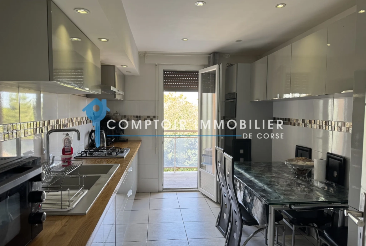 Appartement T4 à Ghisonaccia avec potentiel de transformation en T3, proche plages et commodités 