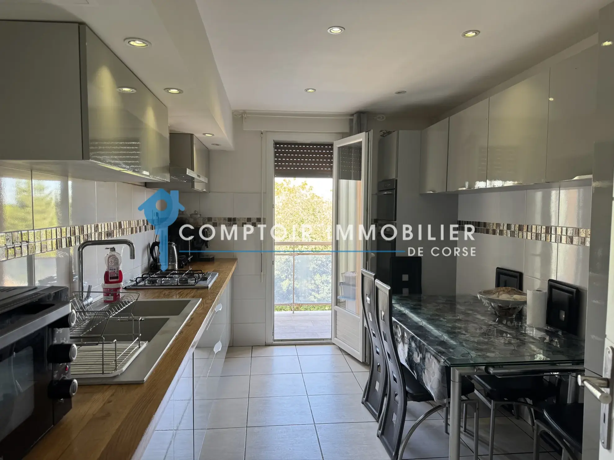 Appartement T4 à Ghisonaccia avec potentiel de transformation en T3, proche plages et commodités 