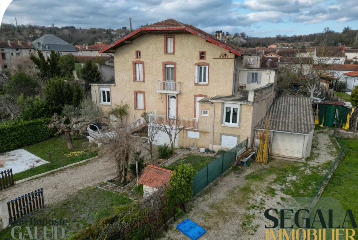 Maison bourgeoise rénovée de 177 m2 à Carmaux, calme et verdoyante 