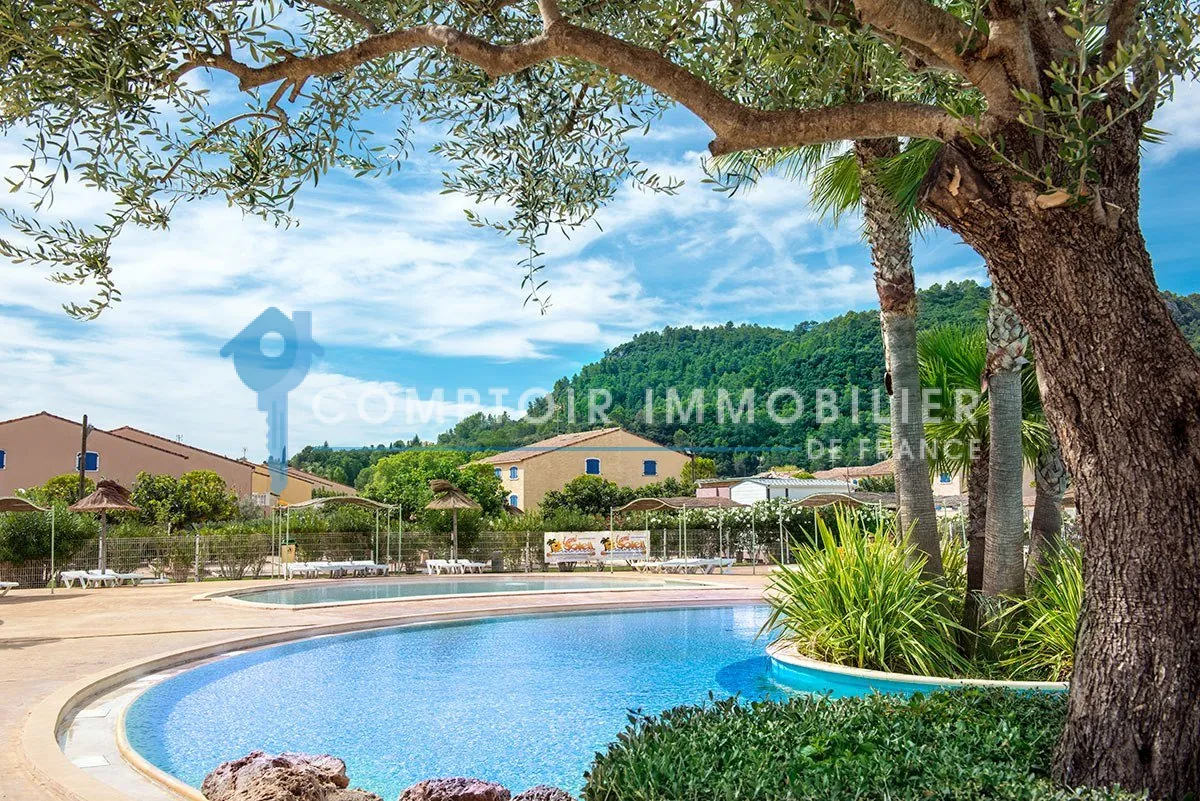 Villa 4 chambres à Vidauban dans domaine sécurisé avec piscine et services 