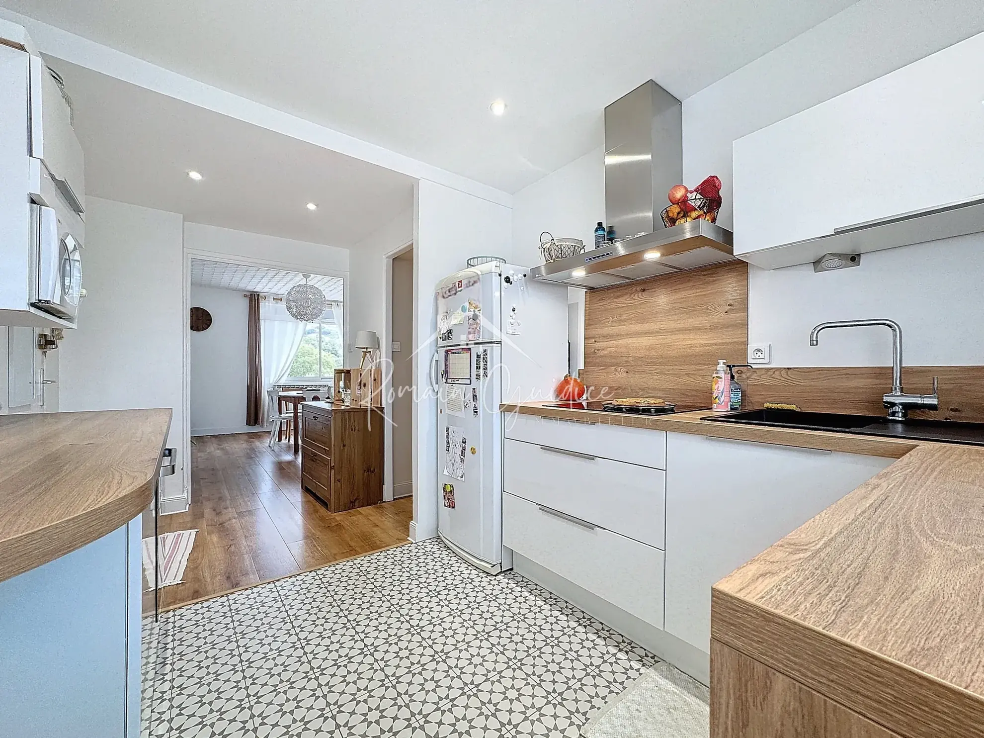 Appartement F4 de 81 m² rénové avec balcons et vue dégagée à Millau 