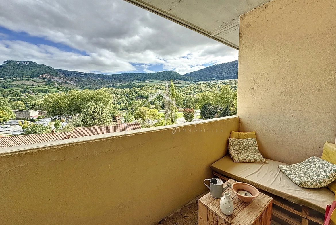 Appartement F4 de 81 m² rénové avec balcons et vue dégagée à Millau 