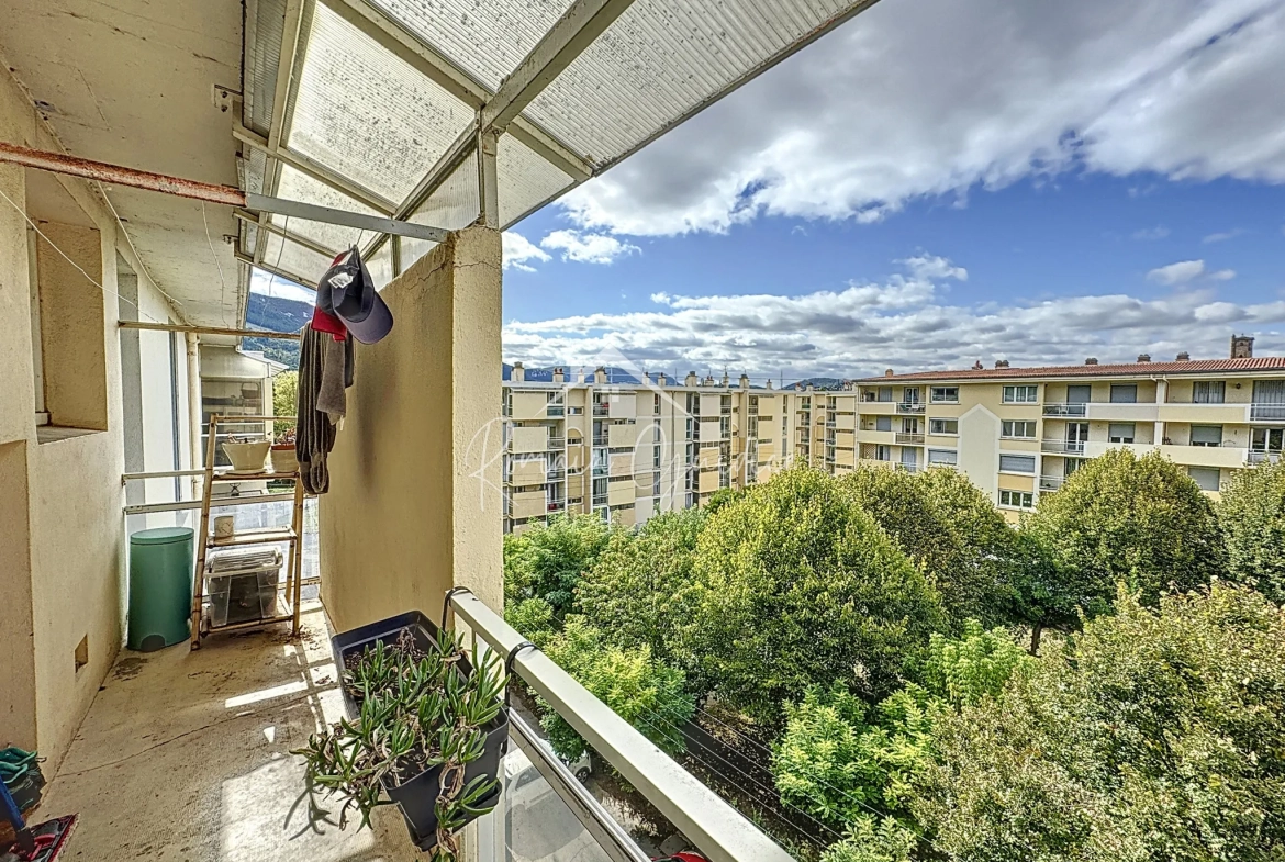 Appartement F4 de 81 m² rénové avec balcons et vue dégagée à Millau 