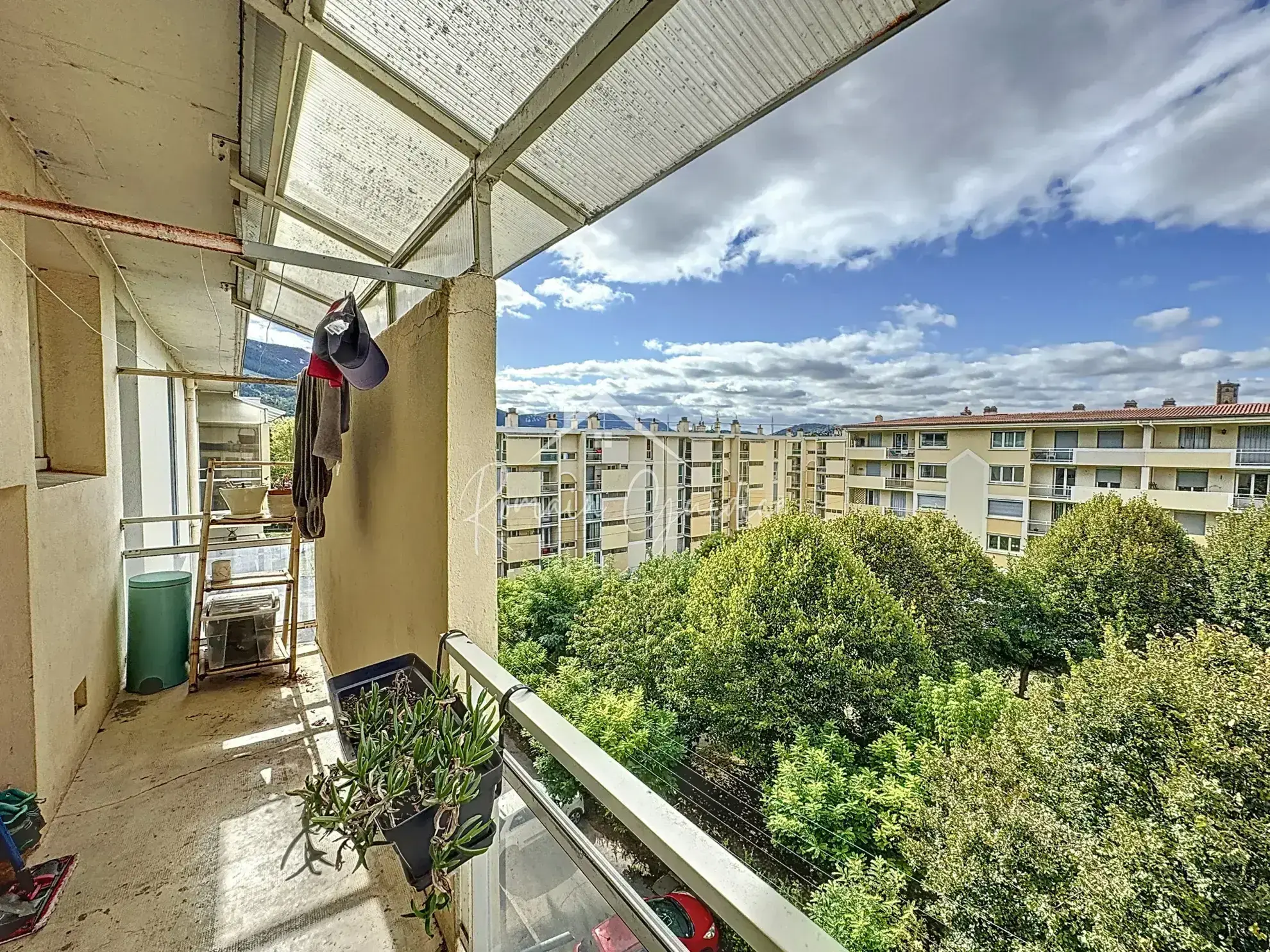 Appartement F4 de 81 m² rénové avec balcons et vue dégagée à Millau 