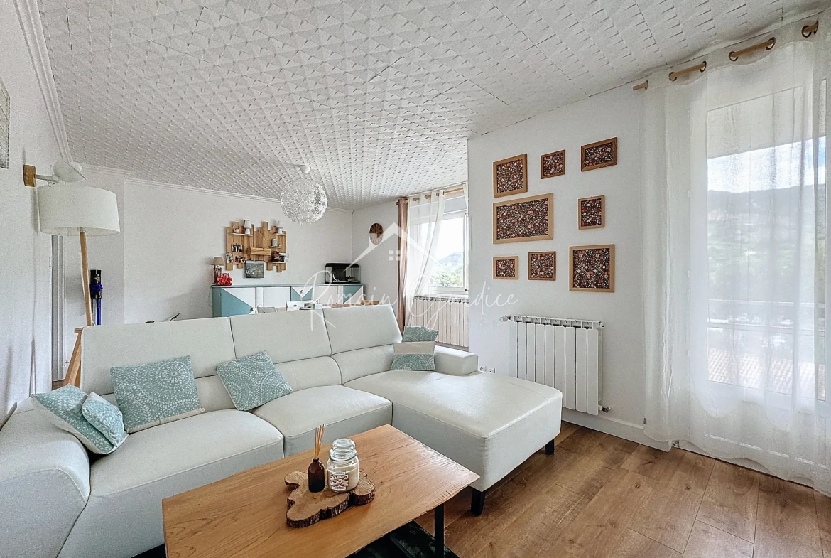 Appartement F4 de 81 m² rénové avec balcons et vue dégagée à Millau 