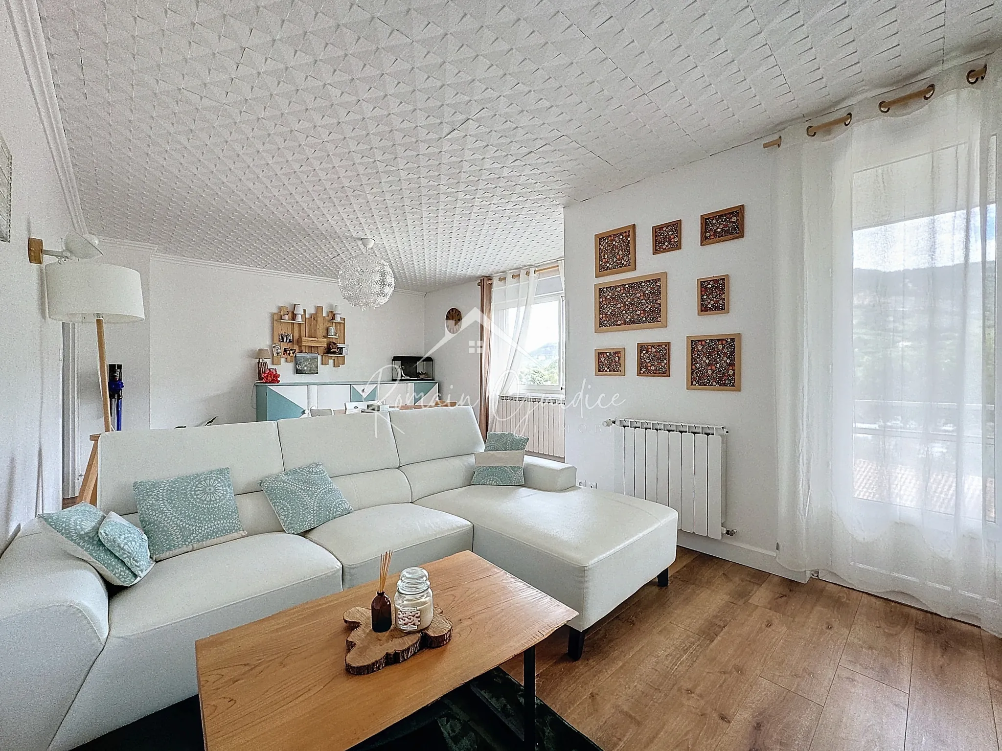 Appartement F4 de 81 m² rénové avec balcons et vue dégagée à Millau 