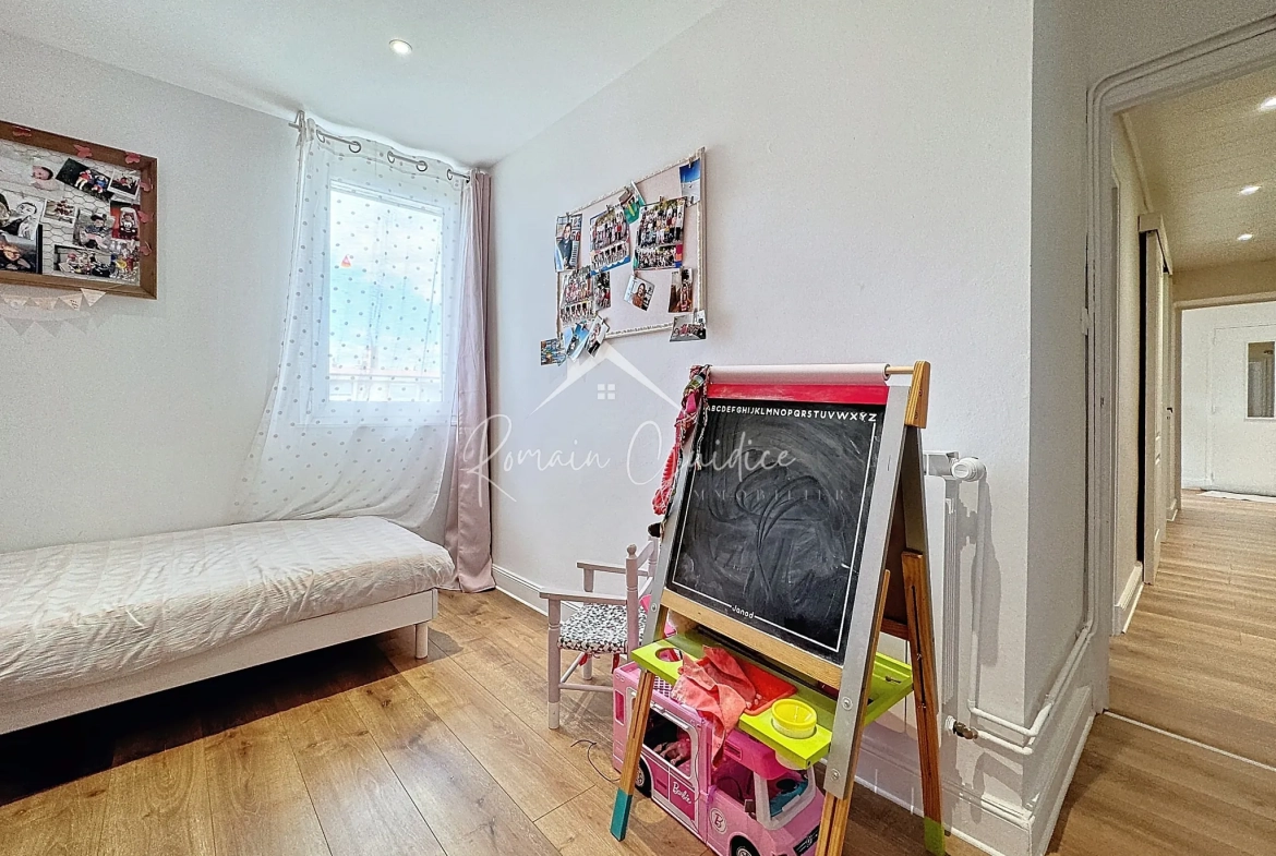 Appartement F4 de 81 m² rénové avec balcons et vue dégagée à Millau 