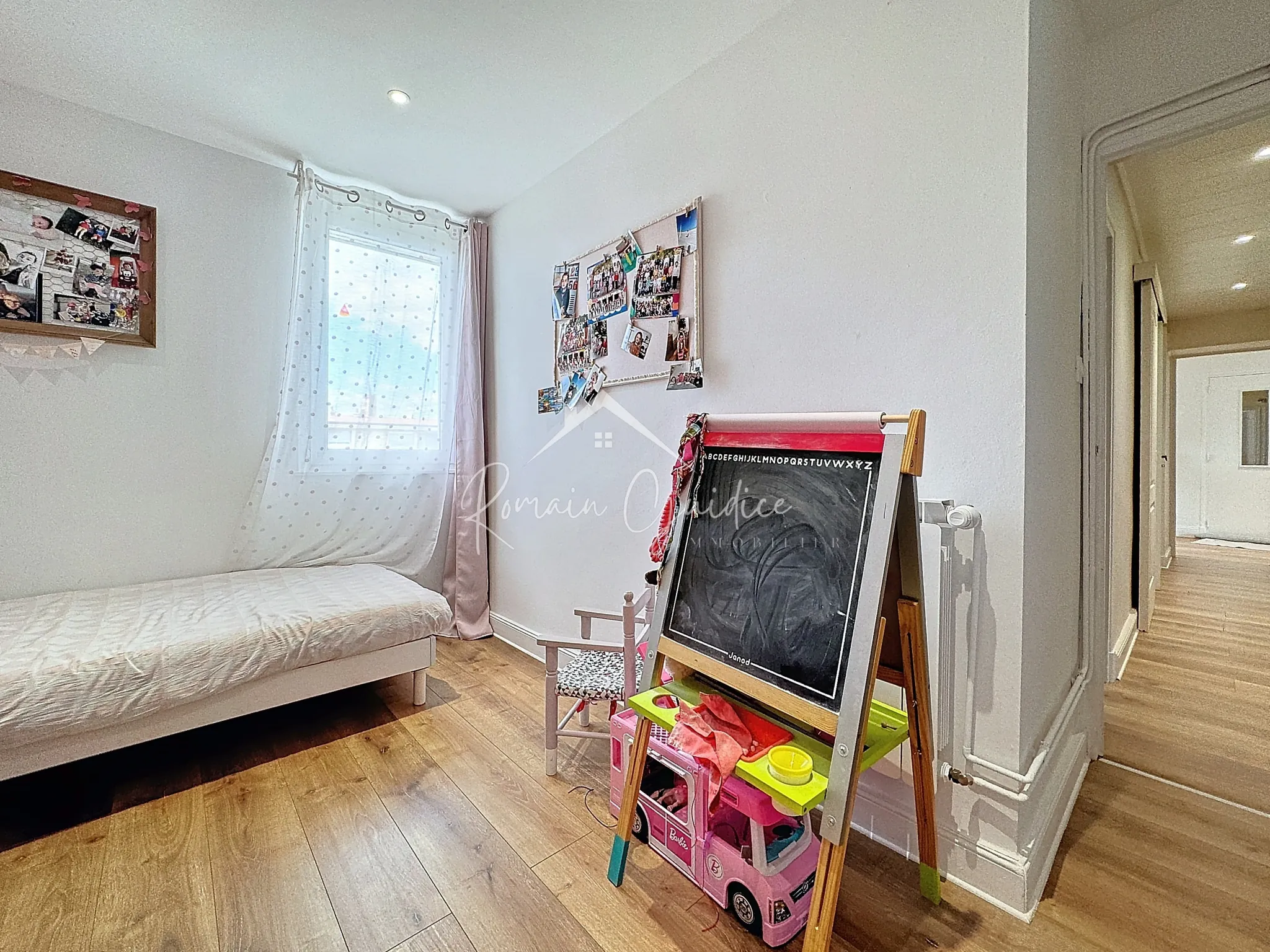 Appartement F4 de 81 m² rénové avec balcons et vue dégagée à Millau 