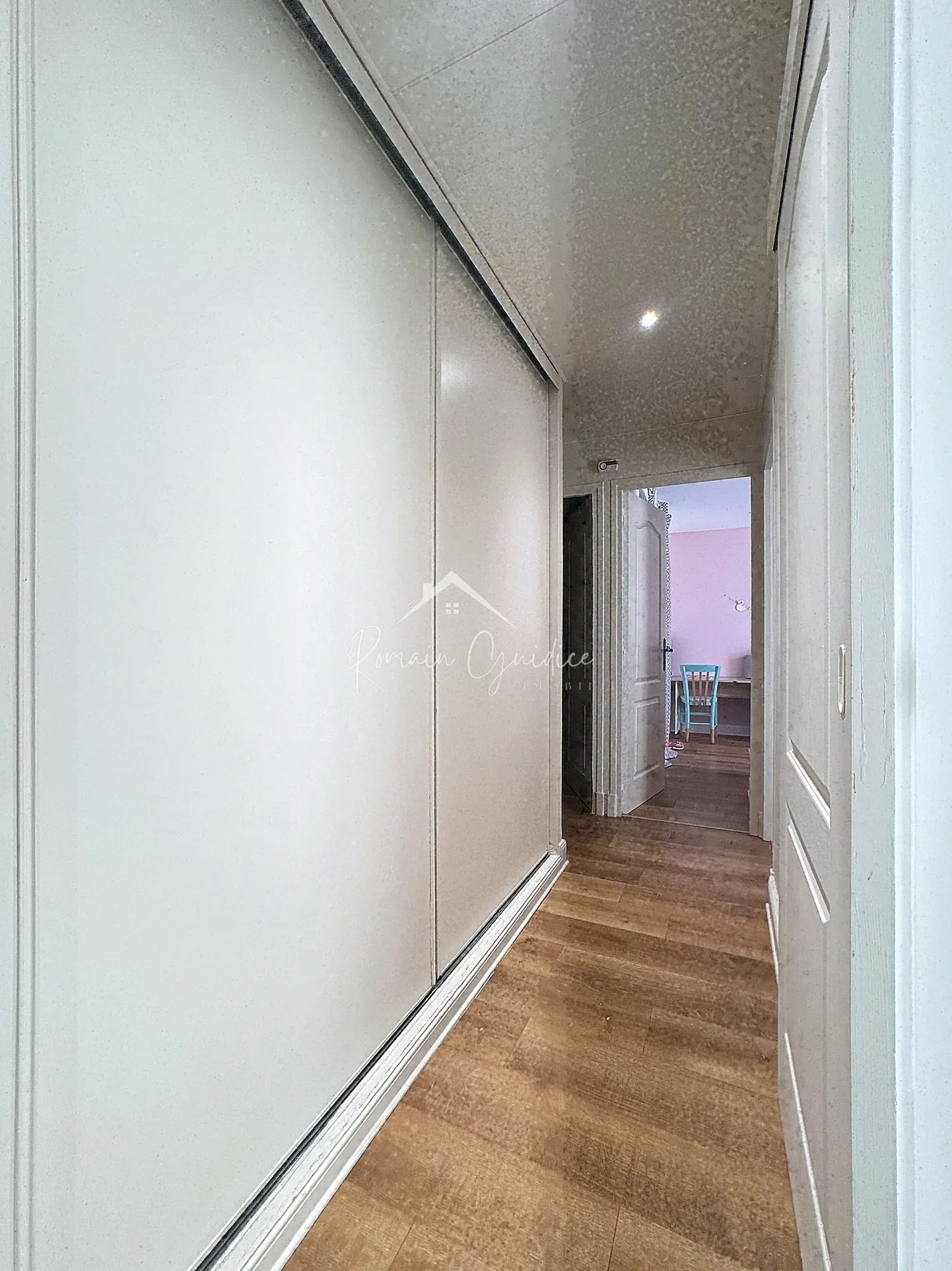 Appartement F4 de 81 m² rénové avec balcons et vue dégagée à Millau 