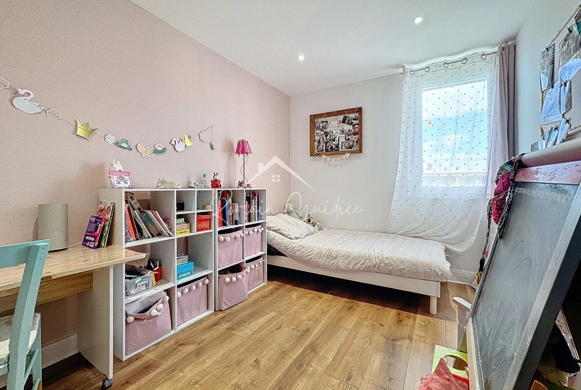 Appartement F4 de 81 m² rénové avec balcons et vue dégagée à Millau 
