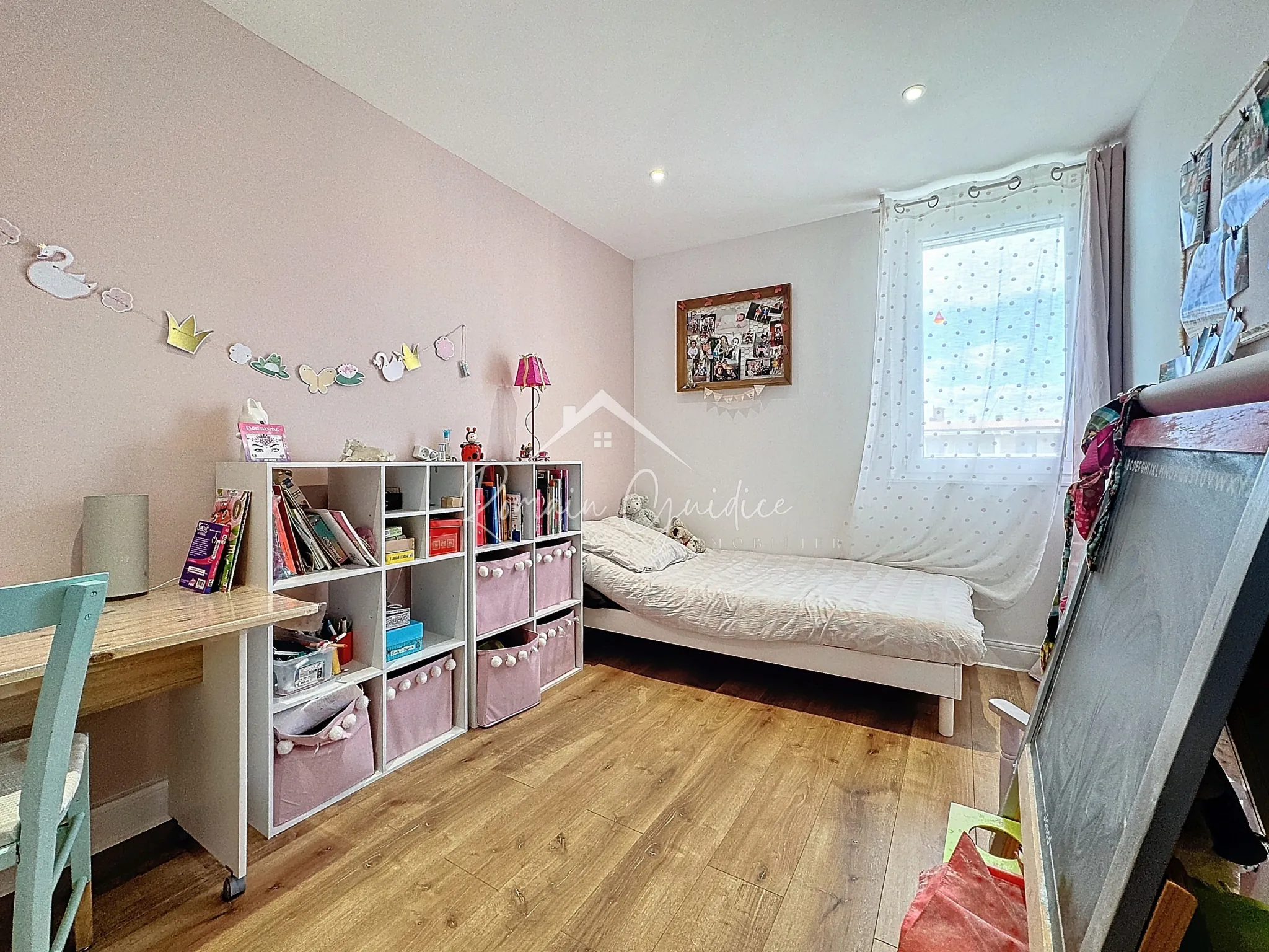 Appartement F4 de 81 m² rénové avec balcons et vue dégagée à Millau 