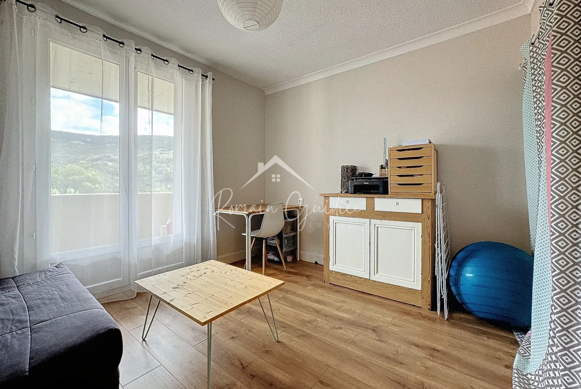 Appartement F4 de 81 m² rénové avec balcons et vue dégagée à Millau 