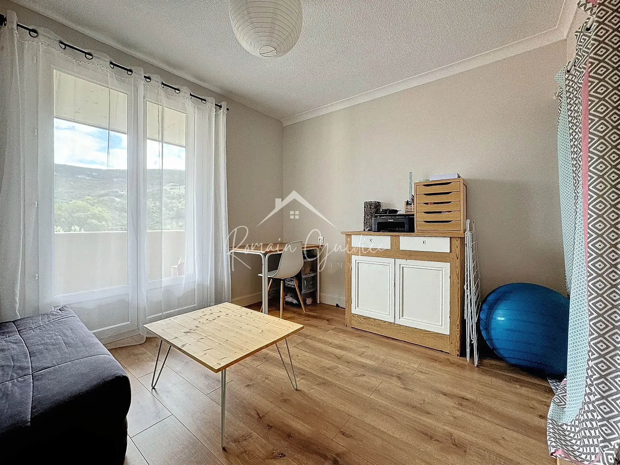 Appartement F4 de 81 m² rénové avec balcons et vue dégagée à Millau 