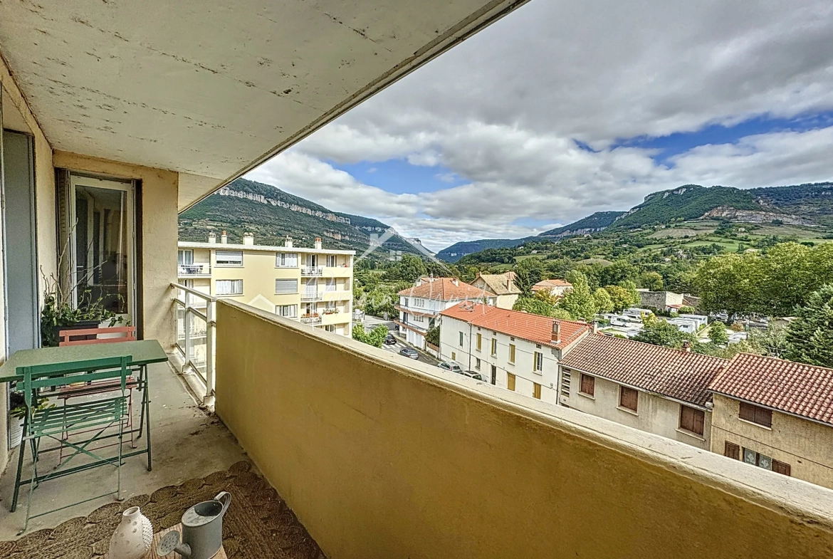 Appartement F4 de 81 m² rénové avec balcons et vue dégagée à Millau 