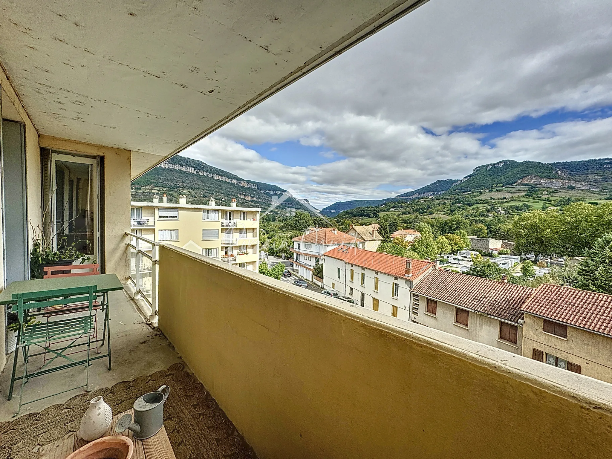 Appartement F4 de 81 m² rénové avec balcons et vue dégagée à Millau 
