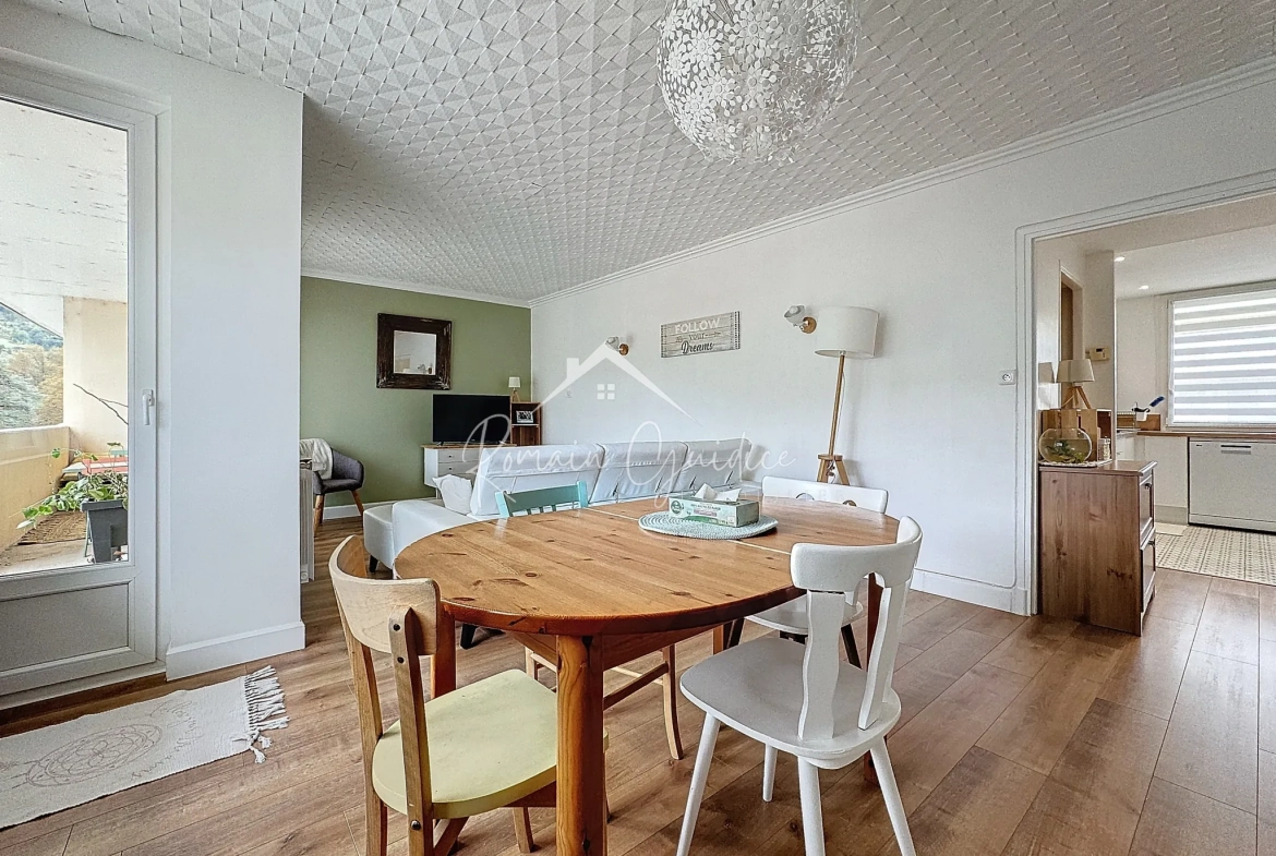 Appartement F4 de 81 m² rénové avec balcons et vue dégagée à Millau 