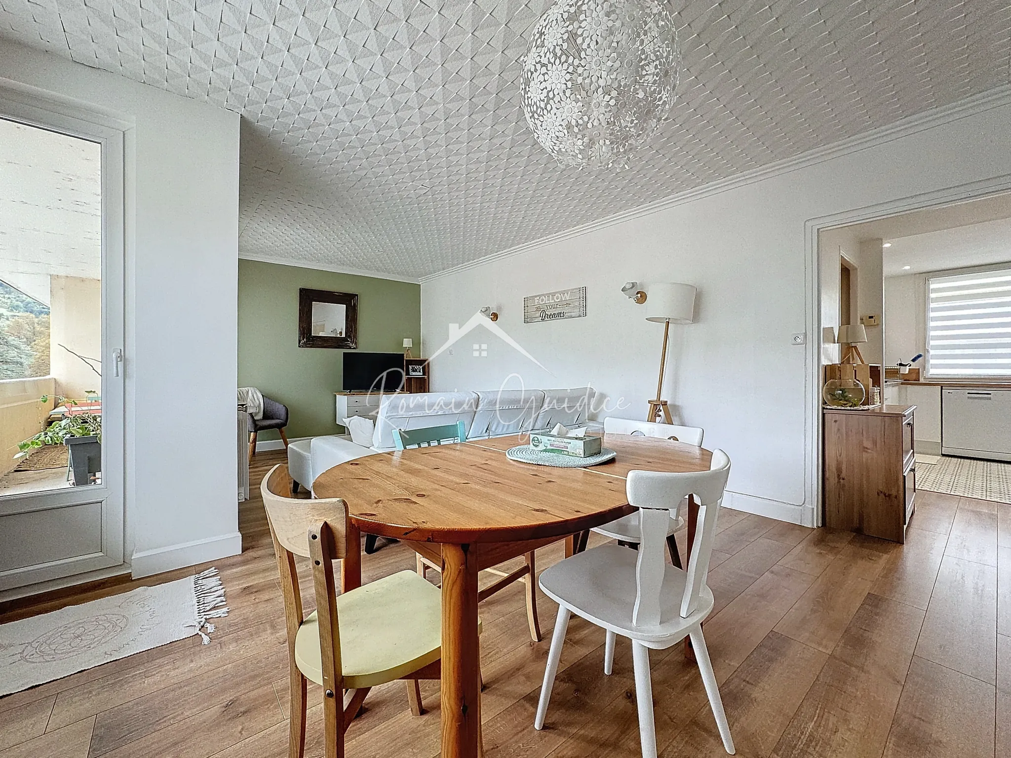 Appartement F4 de 81 m² rénové avec balcons et vue dégagée à Millau 
