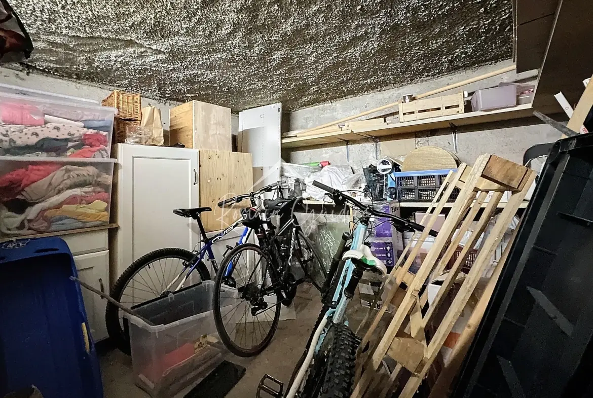 Appartement F4 de 81 m² rénové avec balcons et vue dégagée à Millau 
