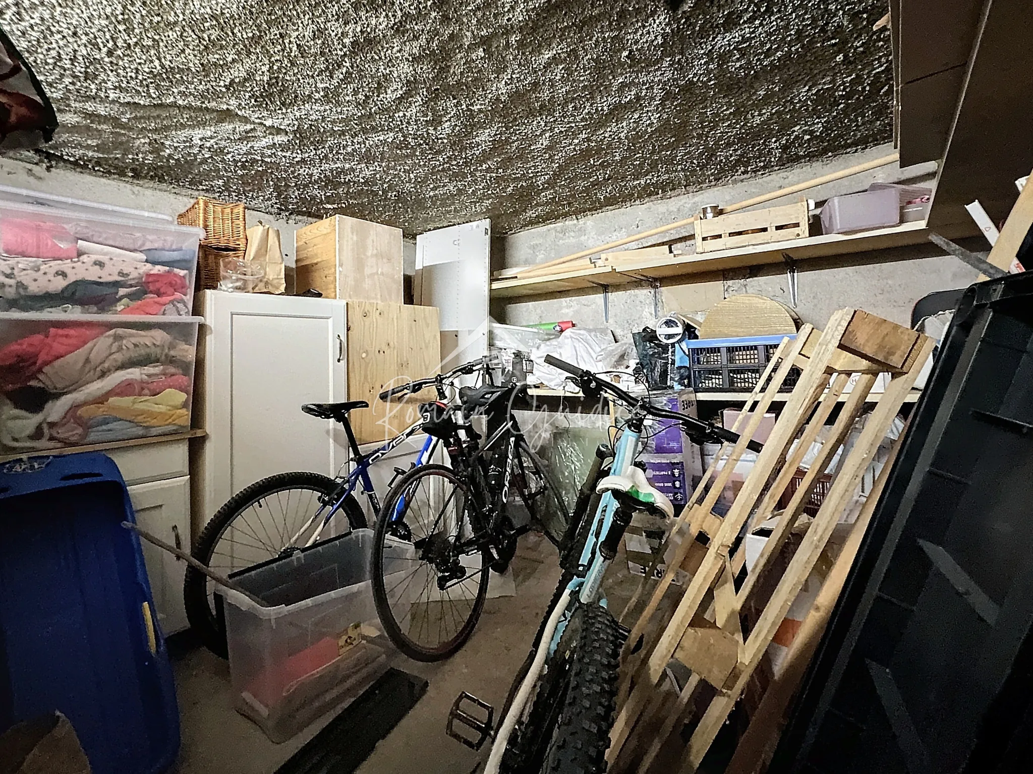 Appartement F4 de 81 m² rénové avec balcons et vue dégagée à Millau 