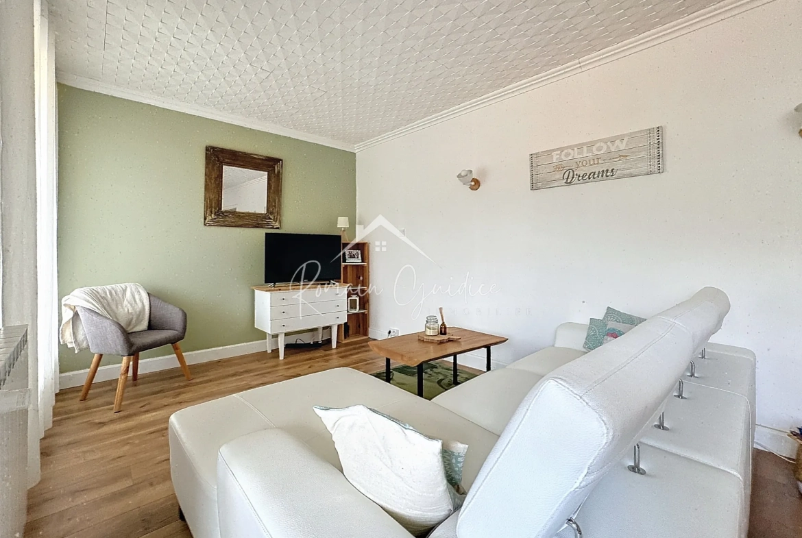 Appartement F4 de 81 m² rénové avec balcons et vue dégagée à Millau 