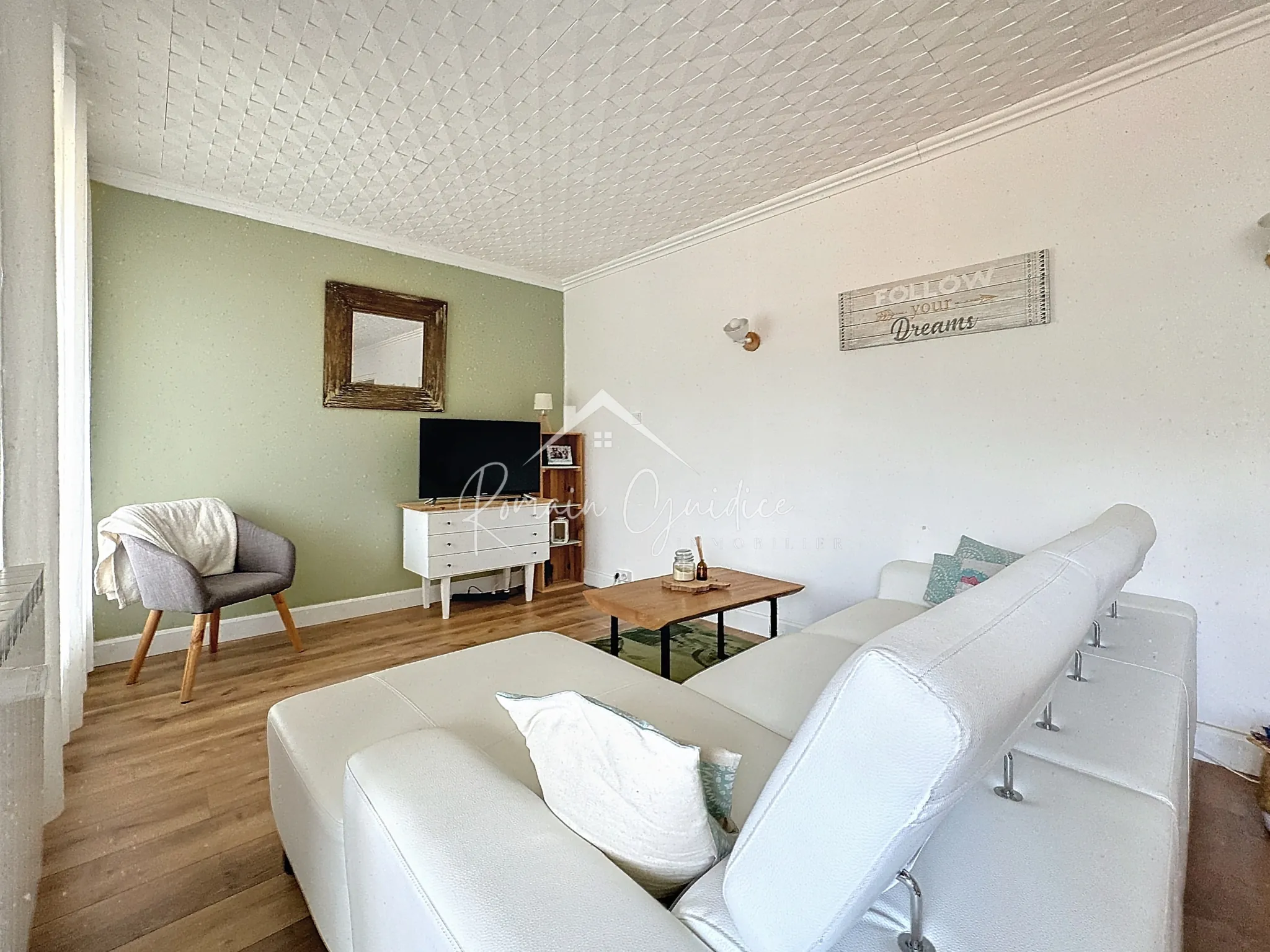 Appartement F4 de 81 m² rénové avec balcons et vue dégagée à Millau 