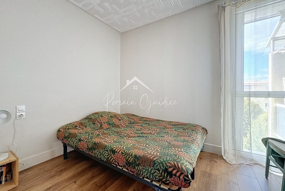 Appartement F4 de 81 m² rénové avec balcons et vue dégagée à Millau 