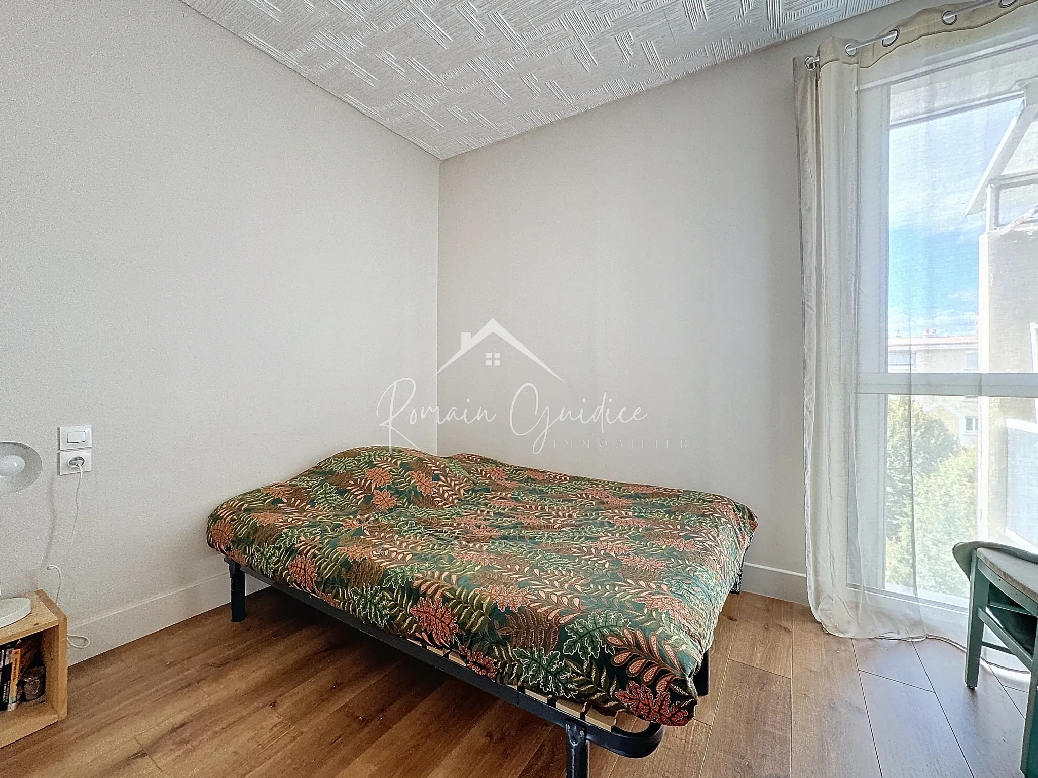 Appartement F4 de 81 m² rénové avec balcons et vue dégagée à Millau 