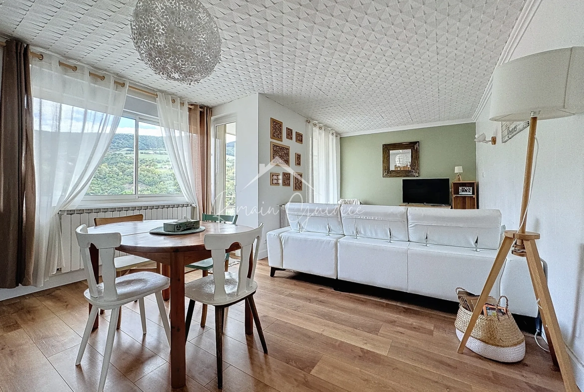 Appartement F4 de 81 m² rénové avec balcons et vue dégagée à Millau 