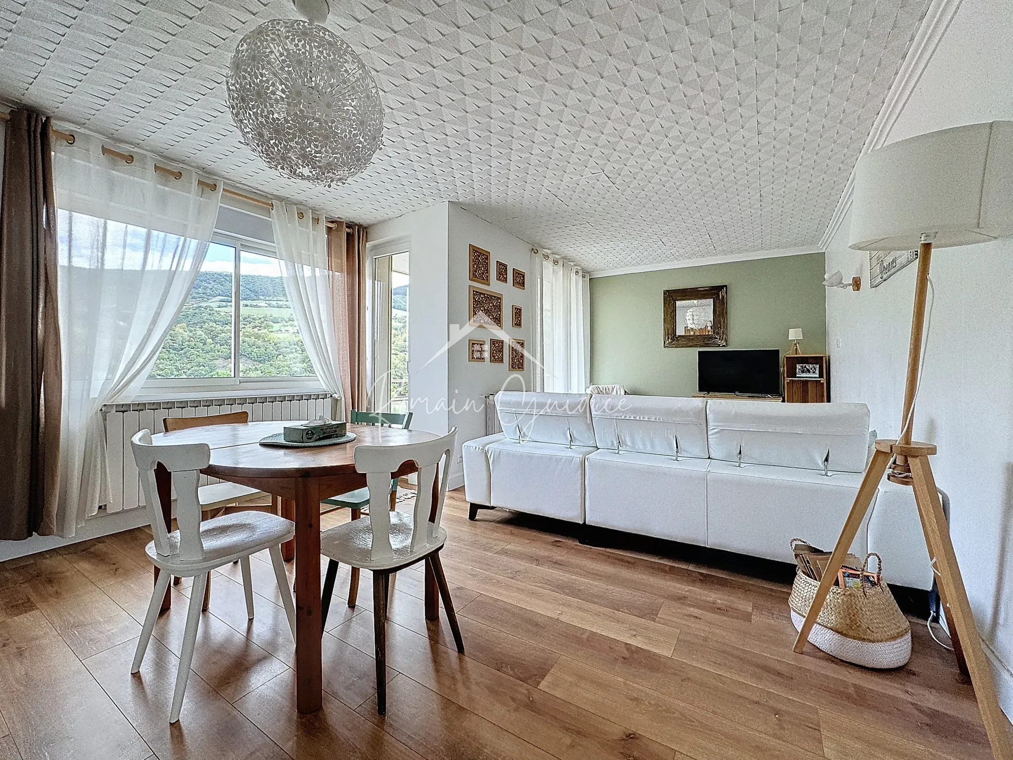 Appartement F4 de 81 m² rénové avec balcons et vue dégagée à Millau 