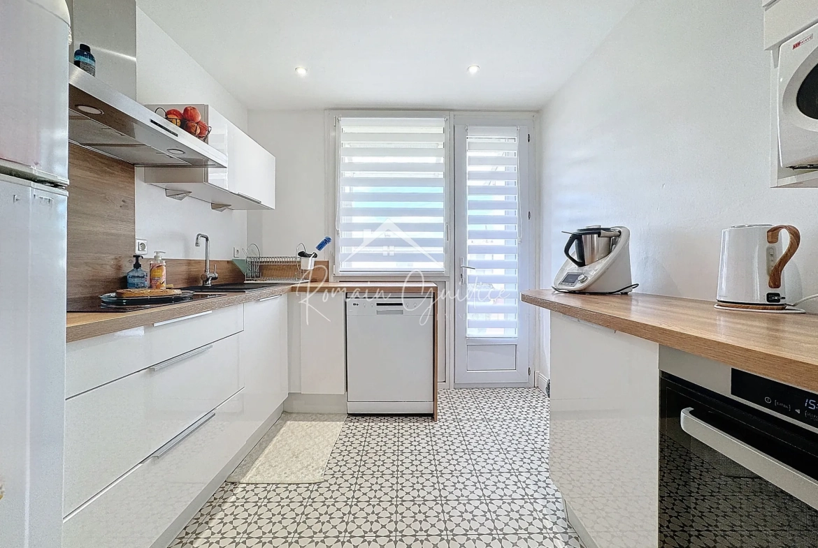 Appartement F4 de 81 m² rénové avec balcons et vue dégagée à Millau 