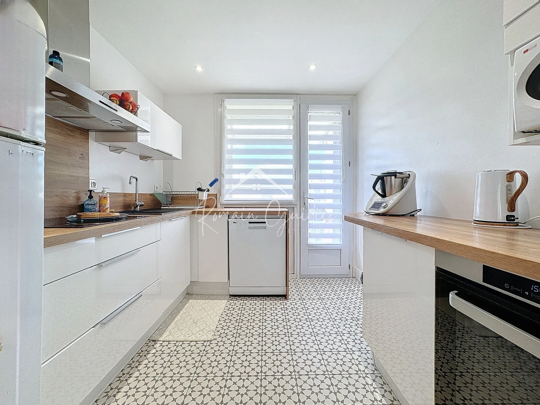 Appartement F4 de 81 m² rénové avec balcons et vue dégagée à Millau 